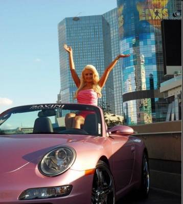 Holly Madison, la Playboy Bunny, e la Porsche 911 rosa