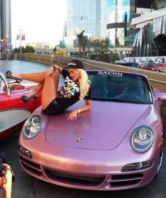 Holly Madison, la Playboy Bunny, e la Porsche 911 rosa