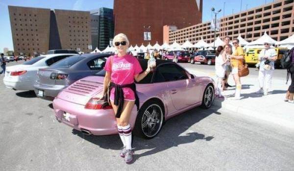 Holly Madison, la Playboy Bunny, e la Porsche 911 rosa