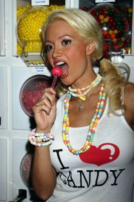 Holly Madison, la Playboy Bunny, e la Porsche 911 rosa