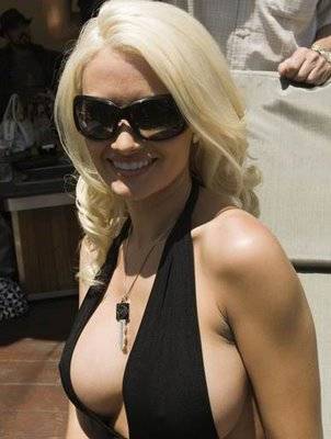 Holly Madison, la Playboy Bunny, e la Porsche 911 rosa