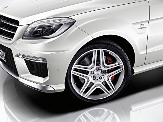 Mercedes-Benz ML 63 AMG, V8 biturbo da 525 cv