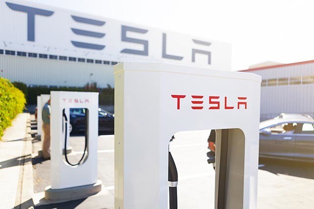 Auto elettriche, Tesla apre in Italia la Supercharger di Dorno