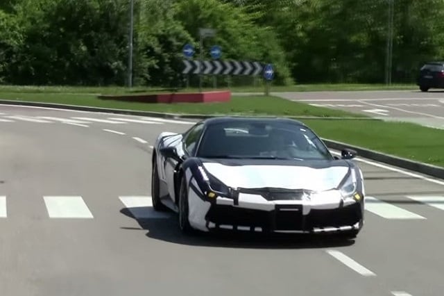 Ferrari 488 GTS, la Spider si "allena" su strada