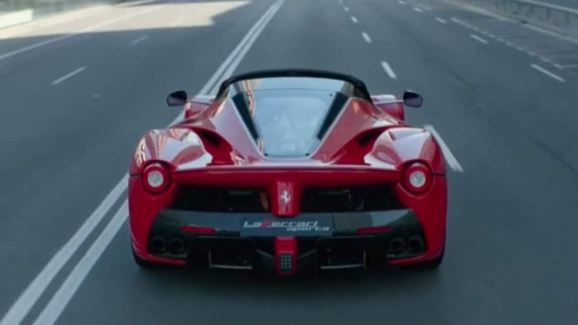 LaFerrari Aperta. A Parigi perde la “testa"