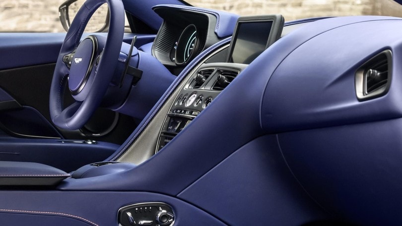 Aston Martin DB11 V8, le foto