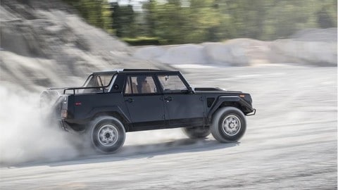 Lamborghini LM002, l'antenato dell'Urus torna a correre