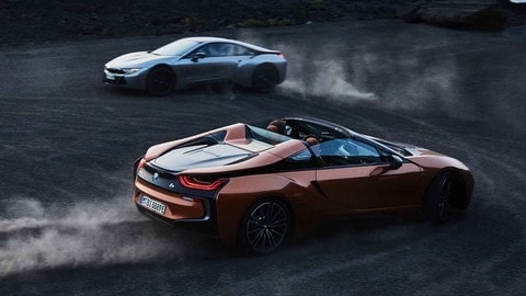 BMW i8 Roadster e Coupé, più potenza e range elettrico