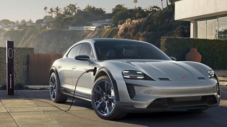 Svolta Porsche: dal 2030 solo elettriche. Ma piacerà?