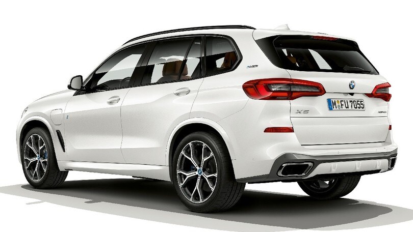 Nuova BMW X5 ibrida plug-in: foto