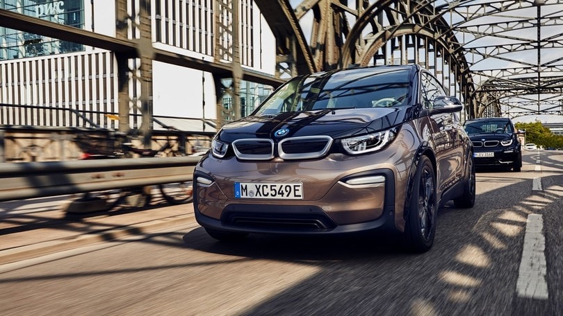 BMW i3 2018, cresce in doppia cifra l'autonomia di marcia