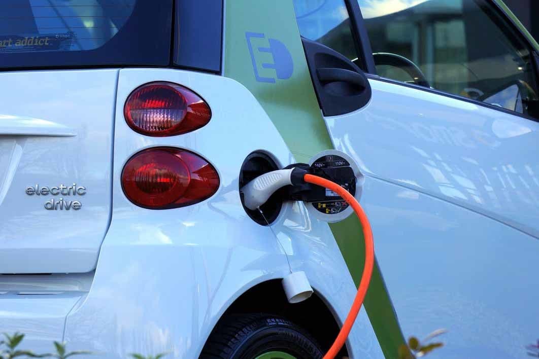 Auto elettriche: italiani pronti, le infrastrutture no