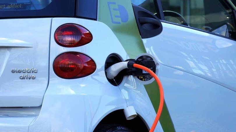 Auto elettriche: italiani pronti, le infrastrutture no