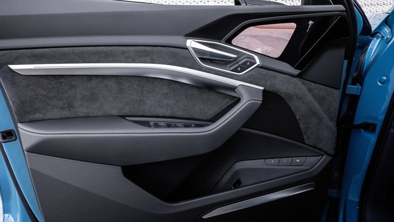 Specchietti retrovisori esterni digitali: foto