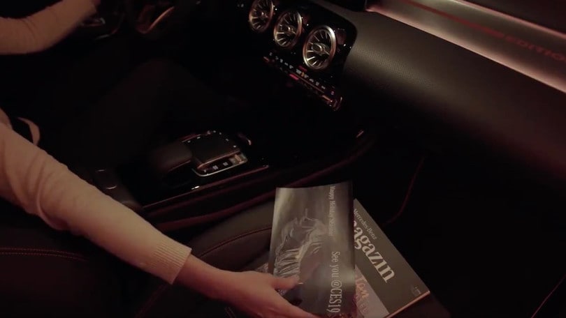 Nuova Mercedes CLA, illuminazione a portata di gesture