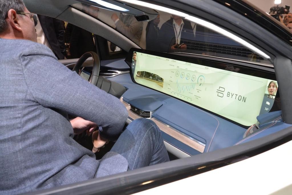 Byton M-Byte, SUV elettrico con lo schermo da 49 pollici
