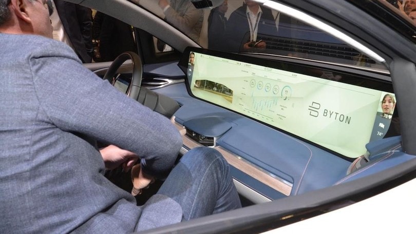 Byton M-Byte, SUV elettrico con lo schermo da 49 pollici