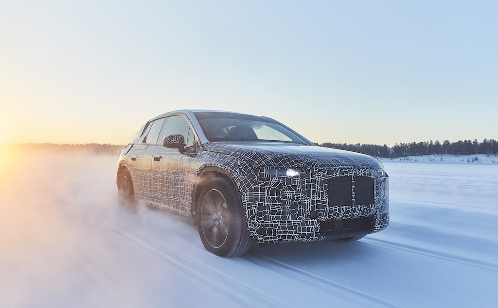 BMW iNext, le prime immagini dei muletti del SUV elettrico