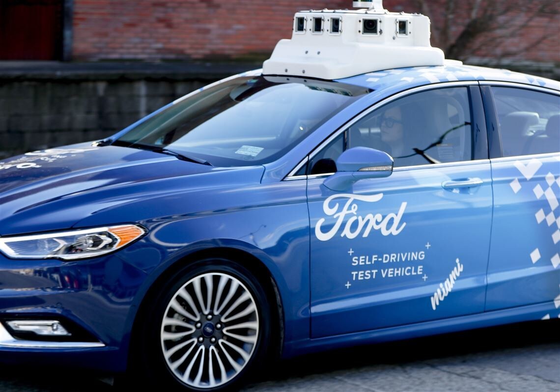Ford studia la comunicazione tra guida autonoma, ciclisti e pedoni