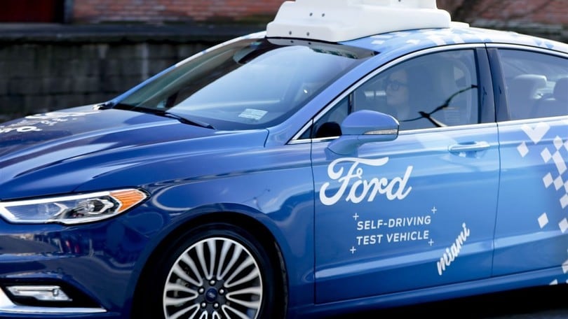 Ford studia la comunicazione tra guida autonoma, ciclisti e pedoni