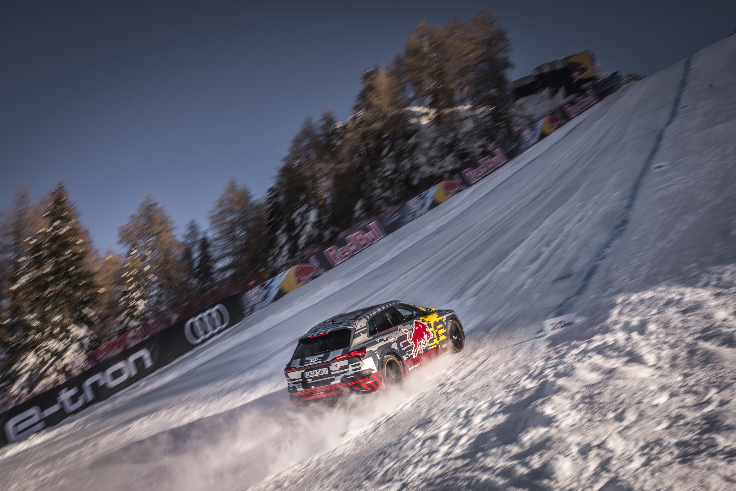 Video: Audi e-tron scala lo "Streif" di Kitzbühel.