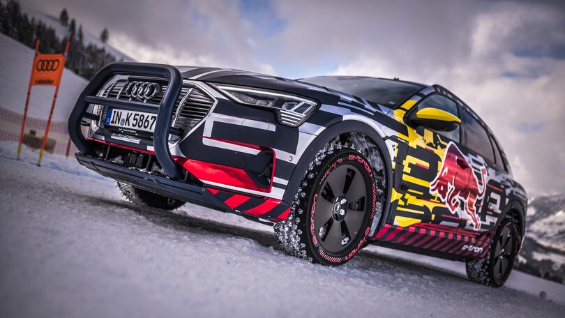 Audi e-tron scala lo "Streif" di Kitzbühel: foto
