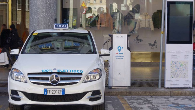 Torino, Evway regala ai taxi un anno di carica