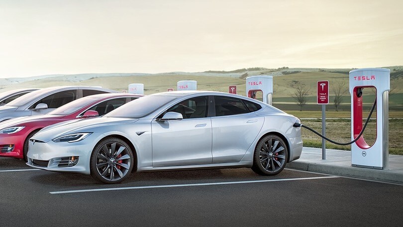 Tesla: nuovi Supercharger V3 accorciano i tempi di ricarica