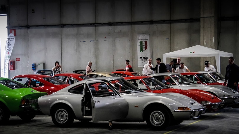 Le auto storiche sfilano al Verona Legend Cars: foto