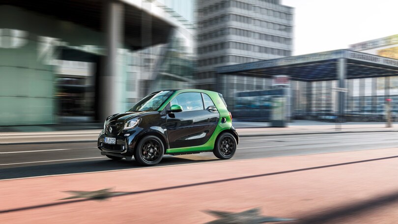 Smart: Daimler vende il 50% a Geely