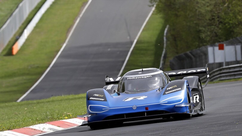 Volkswagen ID R, attacco al Nurburgring: via ai test