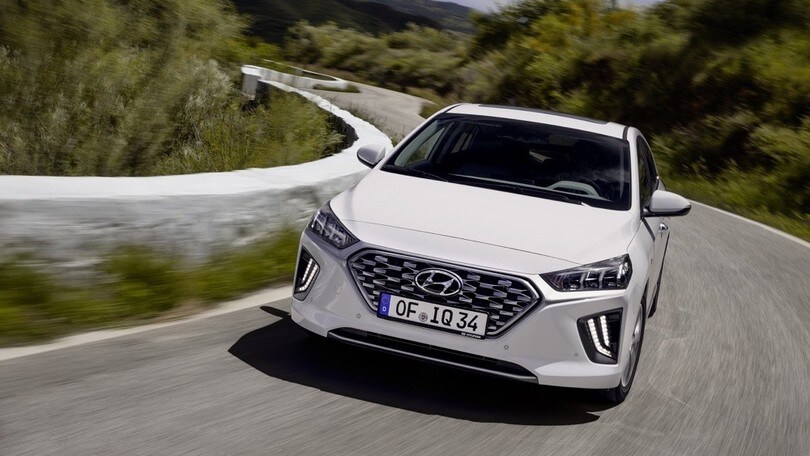 Hyundai Ioniq 2019, ibrida ed elettrica si aggiornano