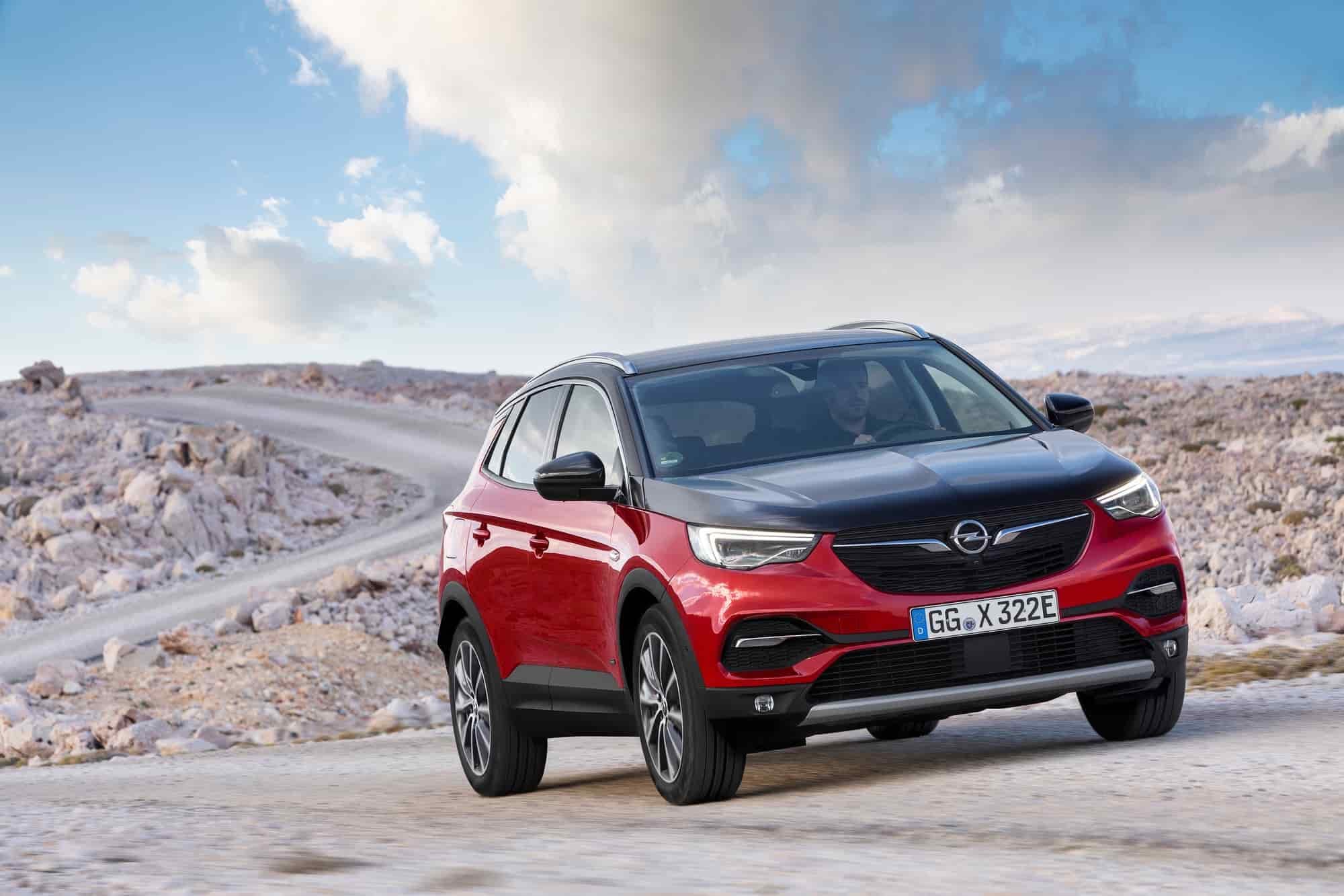 Opel Grandland X Plug-In Hybrid, SUV green da 300 cv