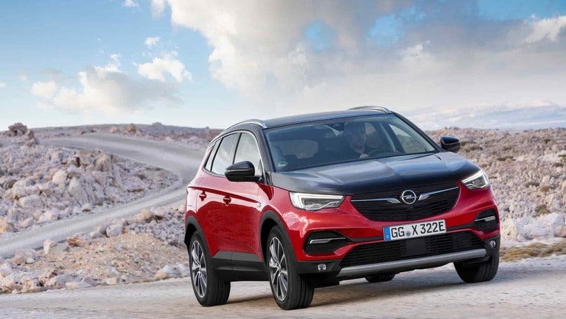 Opel Grandland X Plug-In Hybrid, SUV green da 300 cv