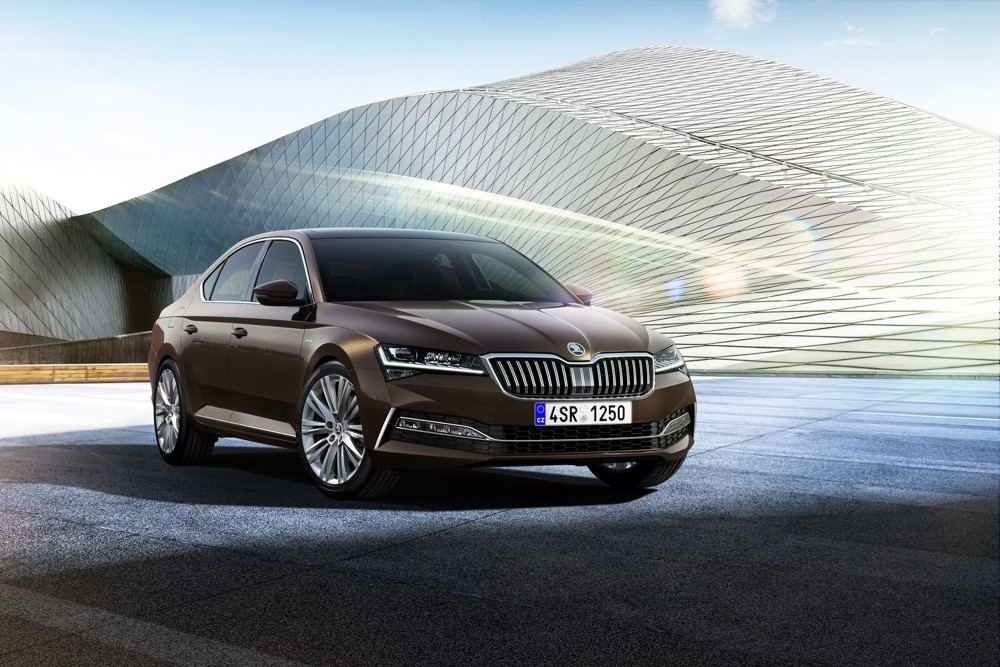 Skoda Superb restyling, debutta l'ibrido