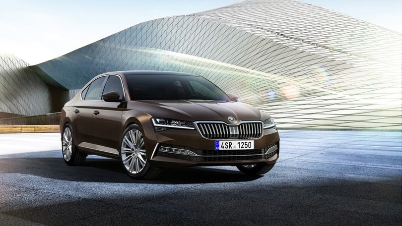 Skoda Superb restyling, debutta l'ibrido