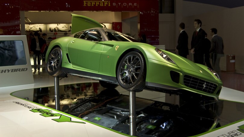 Svolta ibrida per la Ferrari: presentata la SF90 Stradale Svolta ibrida per la Ferrari: presentata la SF90 Stradale