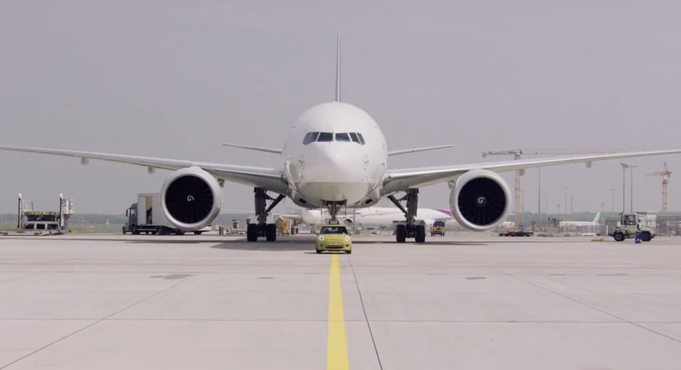 Nuova Mini Cooper SE: l'elettrica traina l'aereo - VIDEO