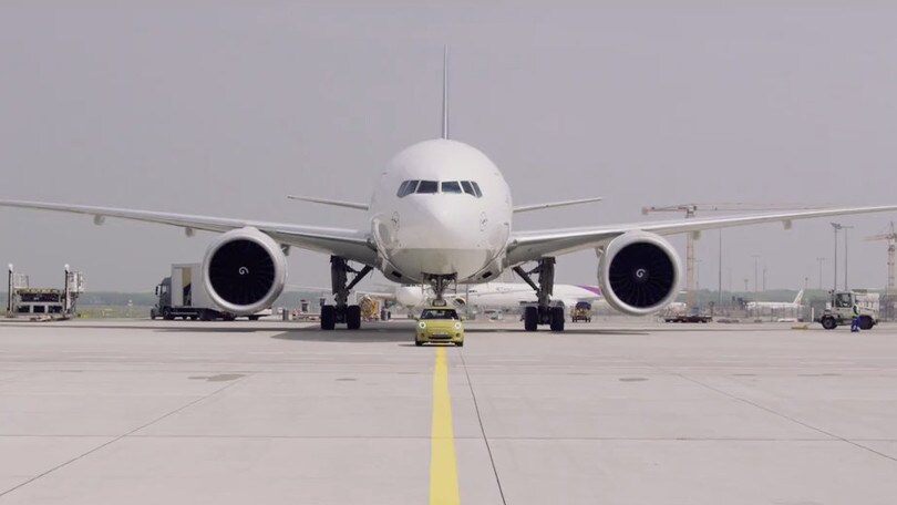 Nuova Mini Cooper SE: l'elettrica traina l'aereo - VIDEO