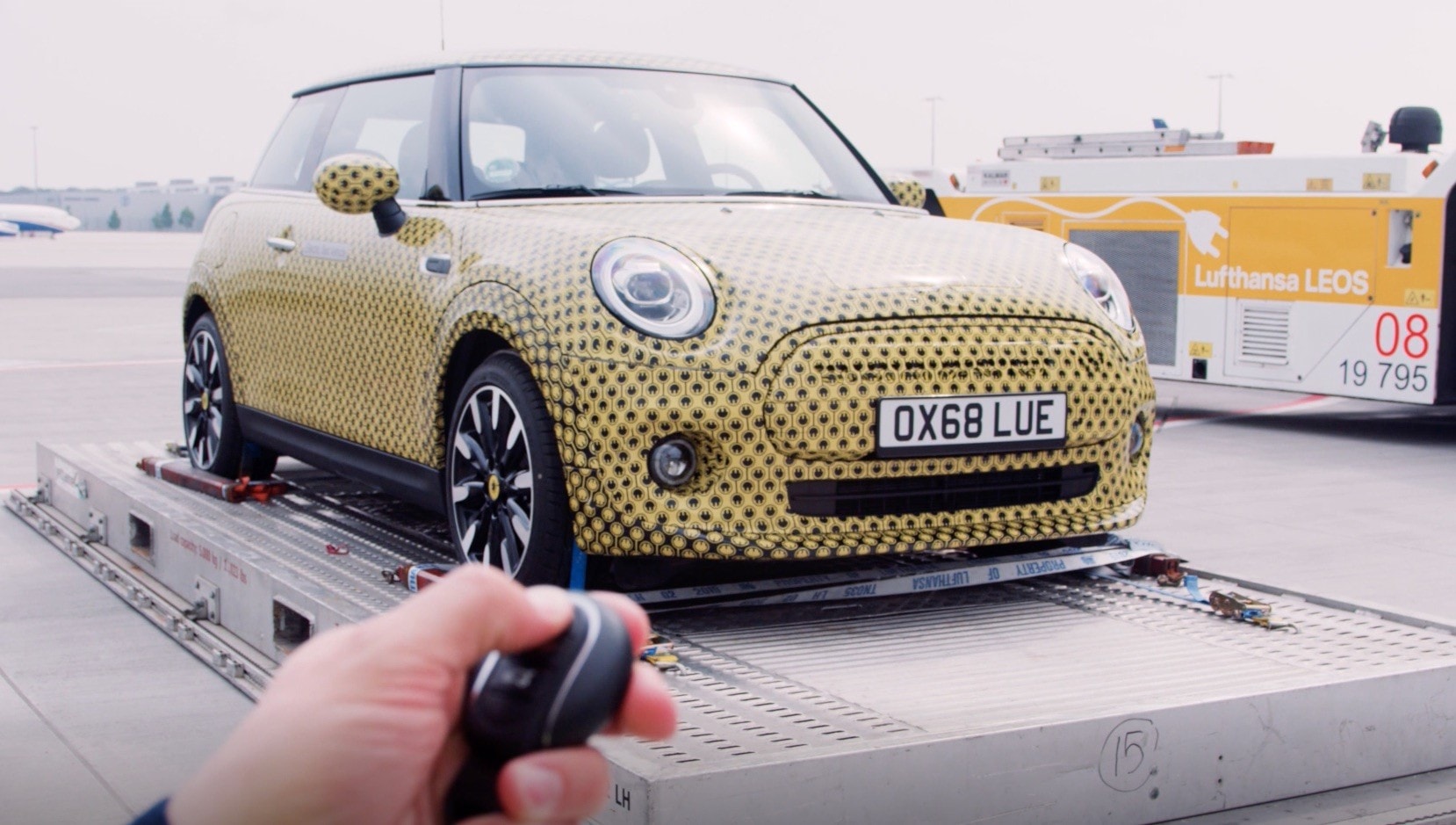 MINI Cooper SE, l'elettrica traina un Boeing 777 VIDEO