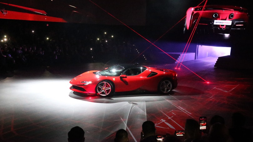 Ferrari SF90 Stradale: le foto della World Première