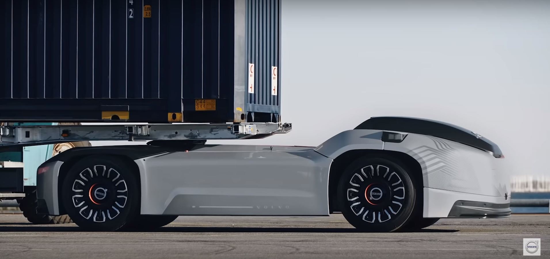 Volvo Vera, il camion a guida autonoma al debutto - VIDEO