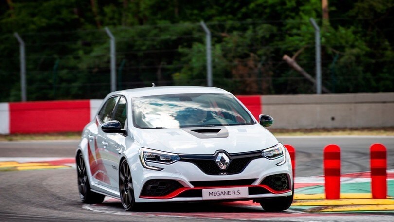 Nuova Renault Megane RS Trophy-R, stupisce con i cerchi in carbonio
