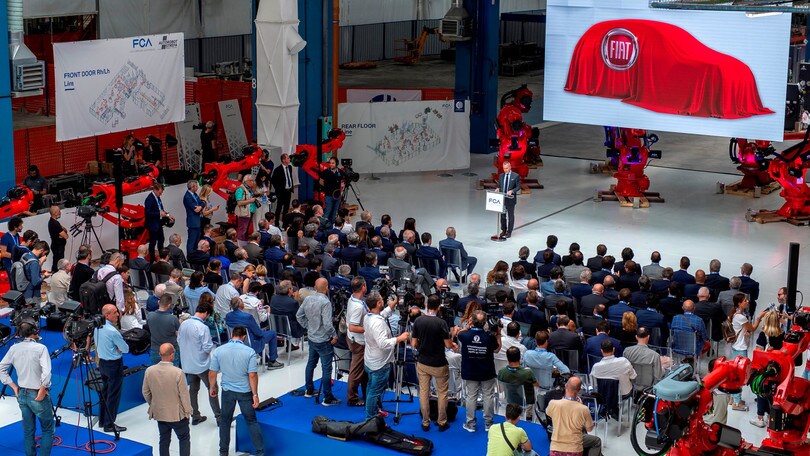 Fiat 500 elettrica: a Mirafiori ecco il primo robot FOTO