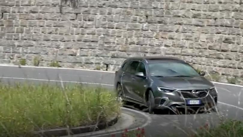 Opel Insigna GSI Sports Tourer: la prova su strada VIDEO