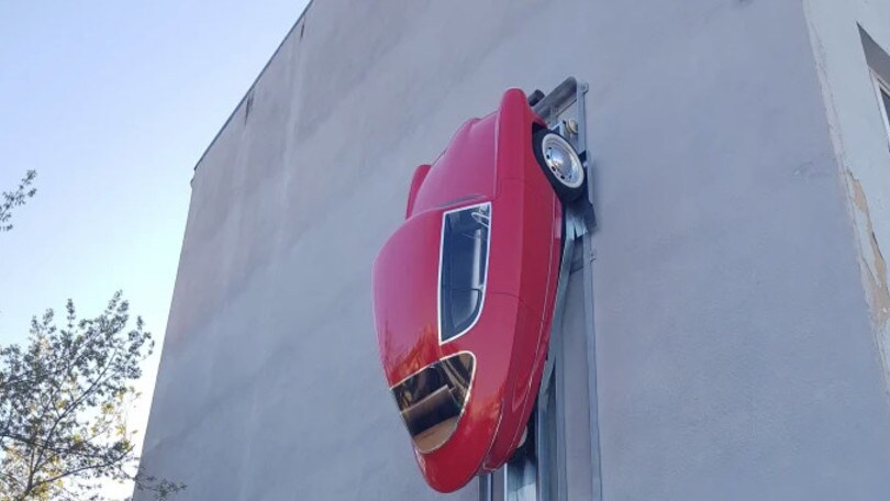 Nobe 100: e-car a tre ruote che si parcheggia sui muri