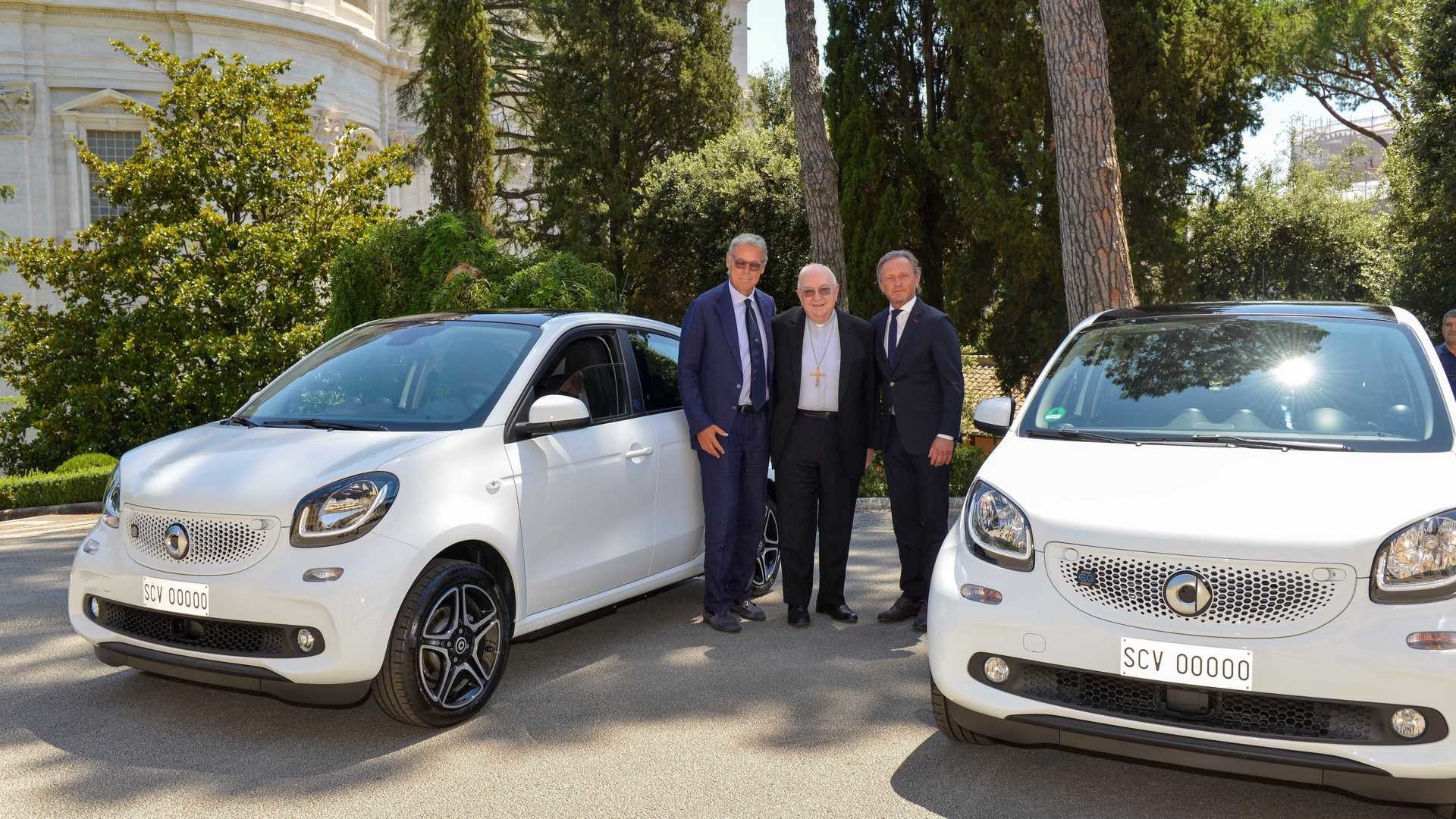 Due smart EQ forfour per Papa Francesco