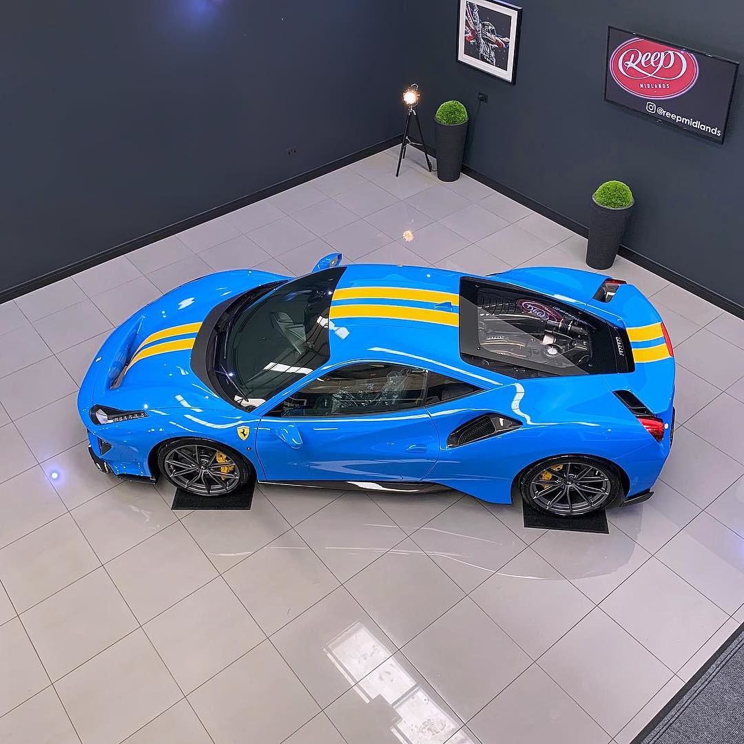 Ferrari 488 Pista, custom in Azzurro Dino