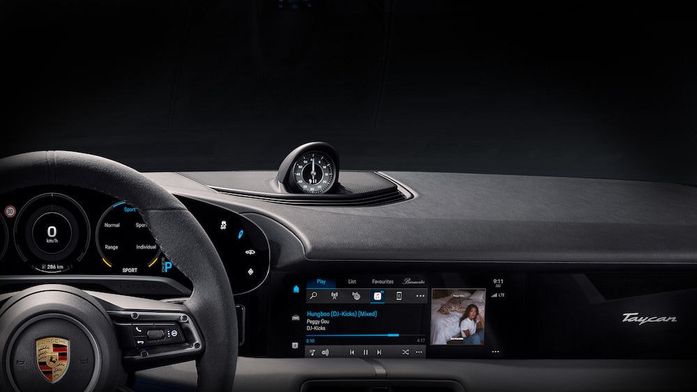Porsche Taycan, svelati gli interni: novità Apple Music