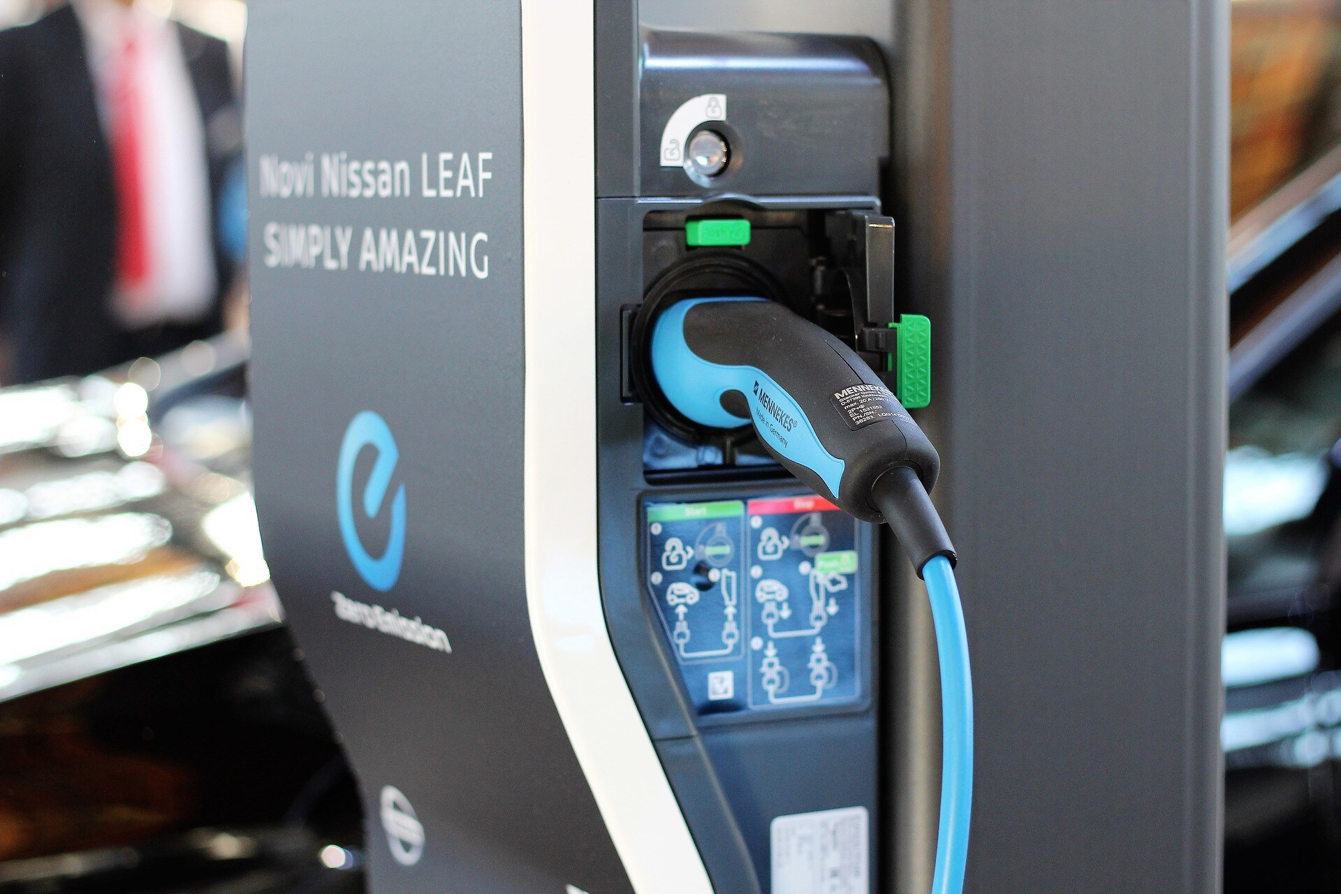 Stazioni di ricarica elettriche superano quelle tradizionali nel Regno Unito